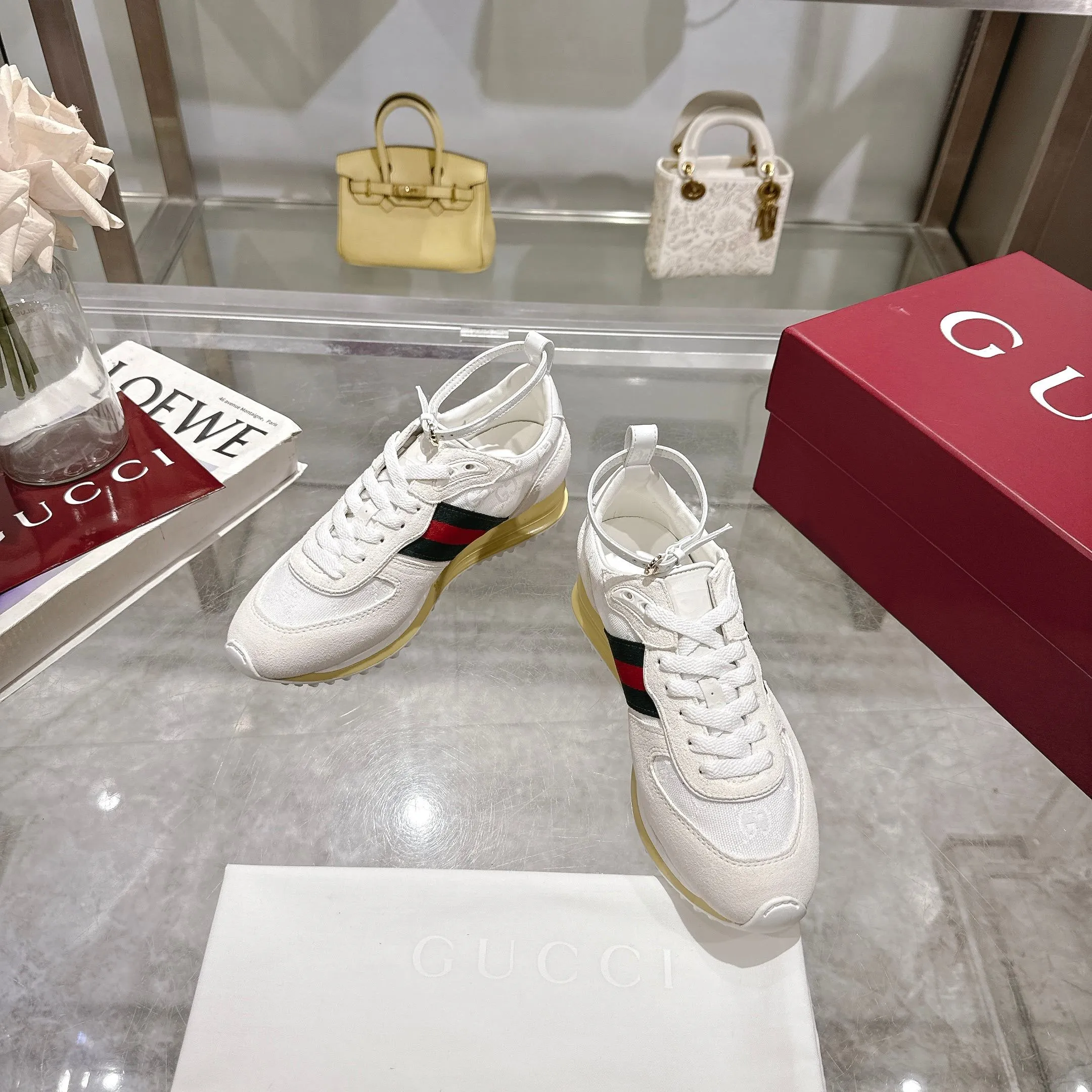 👟👟Ex-factory price 640👟👟 2025 dynamic item👍Light and flexible outsole has been specially treated🌹Permeated with a strong retro style💋Removable and adjustable ankle strap. 👌The tongue is decorated with a 3D Gucci logo created by high-frequency embossing technology❤The fabric lining is comfortable👏Breathable👏Ultra-light vacuum foam sole, very lightweight🍎Size 35-40, fully packaged